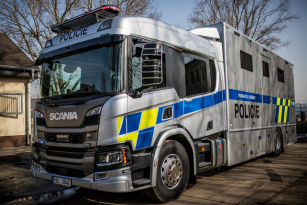 Scania dodala Policii ČR vozidlo pro přepravu koní