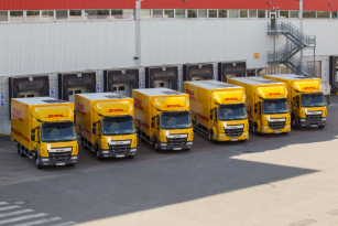 Společnost DHL s více než 350 provozovnami doposud zajistila distribuci více než 200 milionů očkovacích dávek do více než 120 zemí.