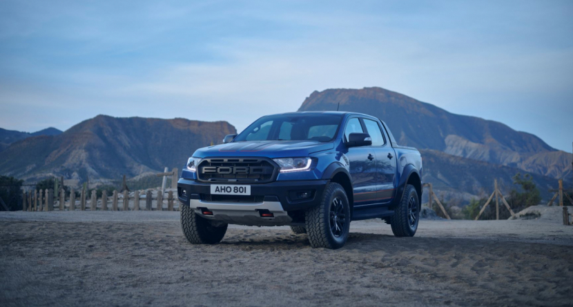 Sportovní pick-up Ford Ranger Raptor nově přijíždí v provedení Special Edition se specifickými závodními polepy, matně černými detaily a červenými akcenty v interiéru. 