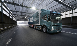 Volvo Trucks a DFDS spolupracují na elektrifikaci dodavatelského řetězce 