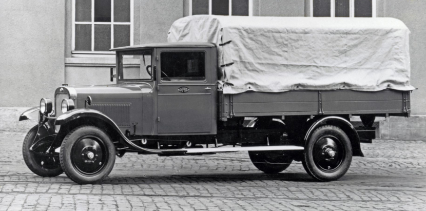 Základ nabídky představoval při premiéře v roce 1930 Opel Blitz s užitečných zatížením do 1,5 tuny. 