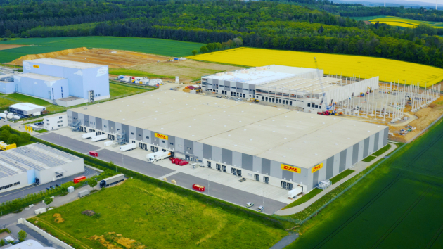 Budova s podlahovou plochou cca 32 000 m2 umožní rozšířit portfolio služeb DHL a posílí ekonomiku regionu Rýn-Mohan. Budova s podlahovou plochou cca 32 000 m2 umožní rozšířit portfolio služeb DHL a posílí ekonomiku regionu Rýn-Mohan.