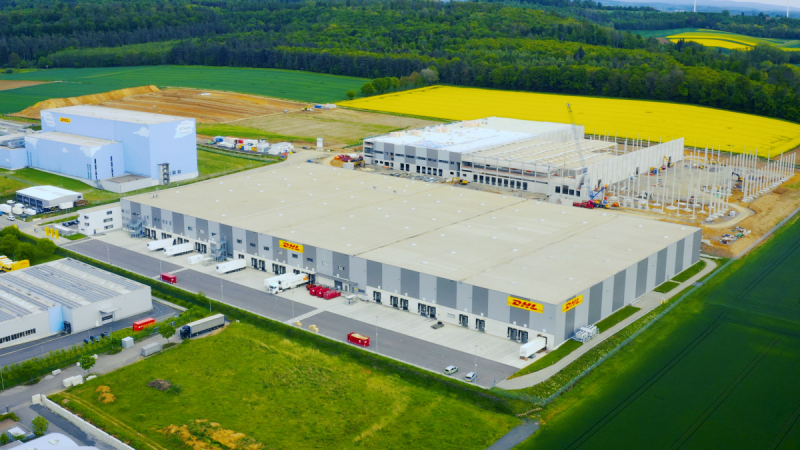 Budova s podlahovou plochou cca 32 000 m2 umožní rozšířit portfolio služeb DHL a posílí ekonomiku regionu Rýn-Mohan. 