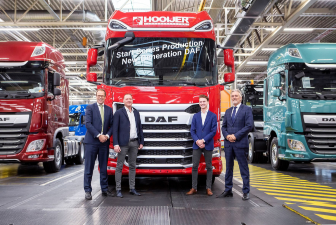 První nákladní vozidlo DAF nové generace, které sjelo z výrobní linky, přivítali (zleva doprava) Harry Wolters, prezident společnosti DAF, André Verbeek, ředitel/majitel společnosti Verbeek Agra Vision a majitel nového vozidla, Niels Verbeek a John Jorritsma, starosta Eindhovenu.
