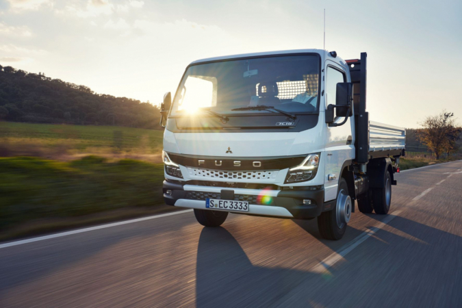 Daimler Truck zahajuje výrobu a prodej nové generace lehkého užitkového vozidla FUSO Canter v Evropě. 