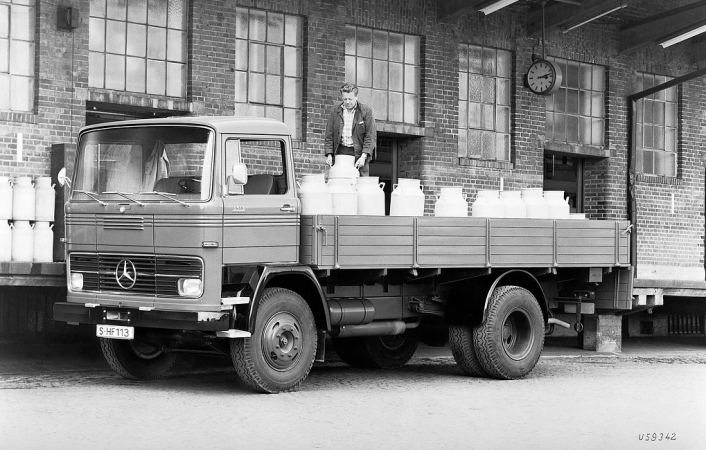 Mercedes-Benz LP 1513 s valníkovou nástavbou z roku 1968. 