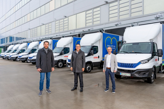 U flotily e-dodávek v distribučním centru IKEA ve Vídni (zleva): Claes Lindgren, ředitel dividze Customer Fulfillment, IKEA Austria; Jürgen Bauer, člen představenstva Gebrüder Weiss a Hannes Staubmann, Product Manager Home Delivery v Gebrüder Weiss. (zdroj: Gebrüder Weiss / Martin Jager) U flotily e-dodávek v distribučním centru IKEA ve Vídni (zleva): Claes Lindgren, ředitel dividze Customer Fulfillment, IKEA Austria; Jürgen Bauer, člen představenstva Gebrüder Weiss a Hannes Staubmann, Product Manager Home Delivery v Gebrüder Weiss. (zdroj: Gebrüder Weiss / Martin Jager)