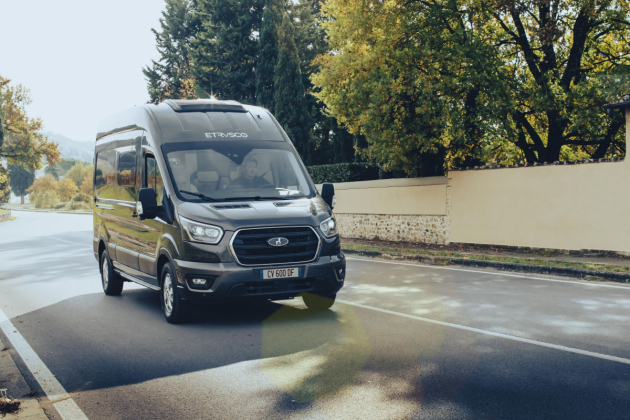 Rámcová smlouva se týká dodávek vozů Ford Transit a Ford Transit Custom jako základních modelů pro rekreační a obytná vozidla od roku 2022. Rámcová smlouva se týká dodávek vozů Ford Transit a Ford Transit Custom jako základních modelů pro rekreační a obytná vozidla od roku 2022.