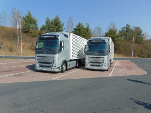 Obě soupravy Volvo FH 460 TC v Rozvadově